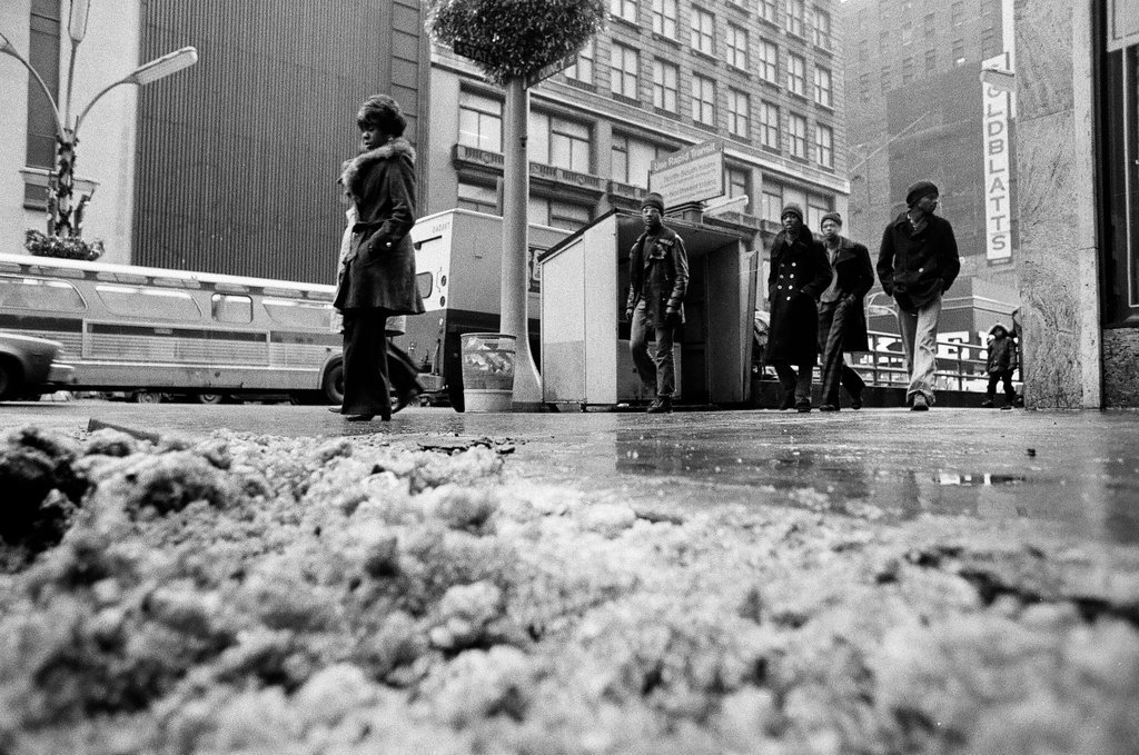 Christmas shoppers at State and Quincy streets - Chicago Sun-Times