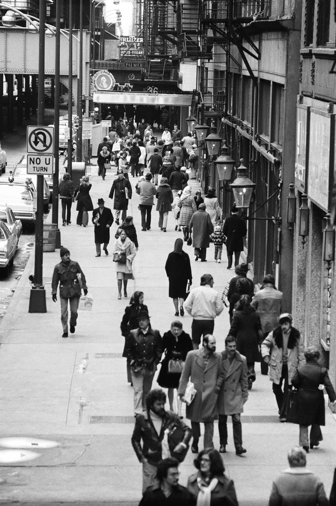 Views of holiday shoppers, pedestrians, traffic, and Salvation Army volunteers on Wabash Avenue - Chicago Sun-Times