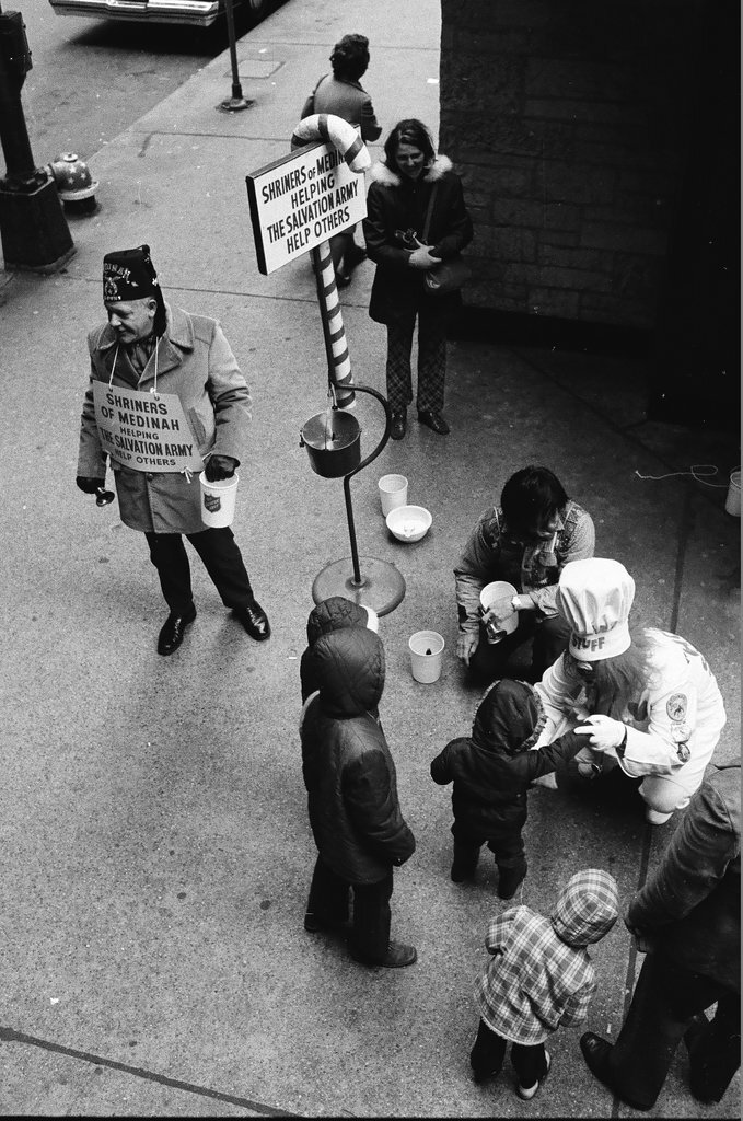 Views of holiday shoppers, pedestrians, traffic, and Salvation Army volunteers on Wabash Avenue - Chicago Sun-Times