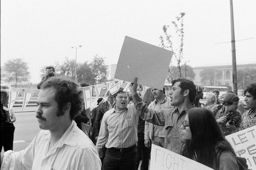 Arab and Jewish protesters - John H. White for Chicago Sun-Times