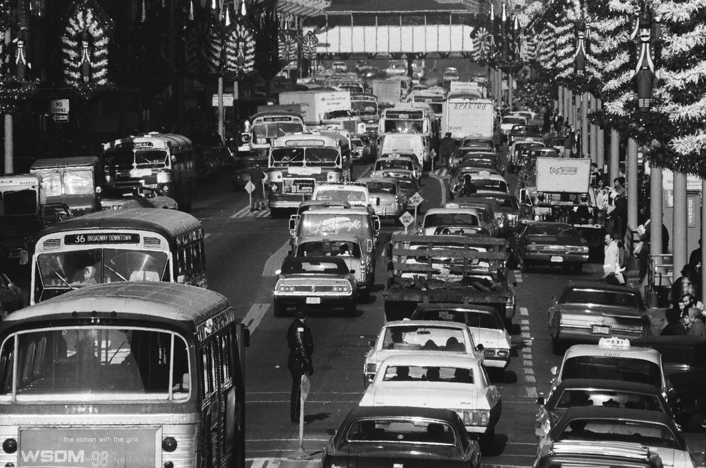 Traffic and holiday decorations on State Street - Chicago Sun-Times