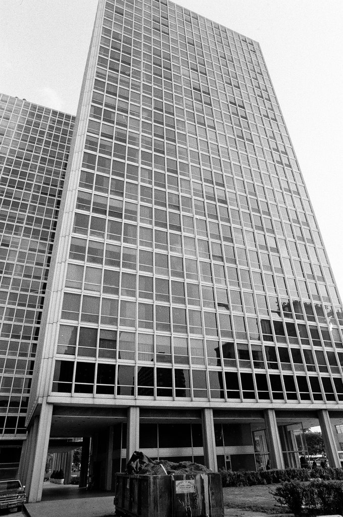 Rundown apartments at 2800 North Sheridan Road - John Tweedle for Chicago Sun-Times