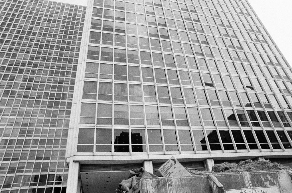 Rundown apartments at 2800 North Sheridan Road - John Tweedle for Chicago Sun-Times