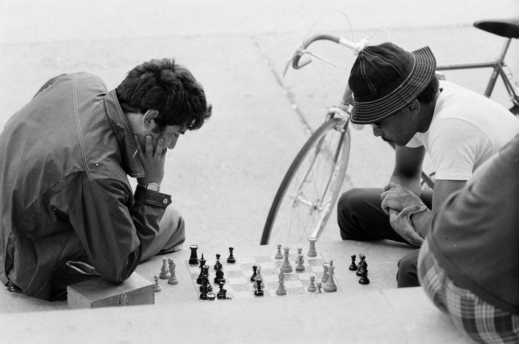 Chess players along North Avenue Beach - Chicago Sun-Times