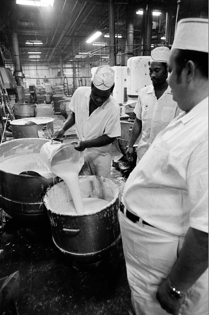 Views of the assembly process at the Buttermaid Bakeries donut plant - Chicago Sun-Times
