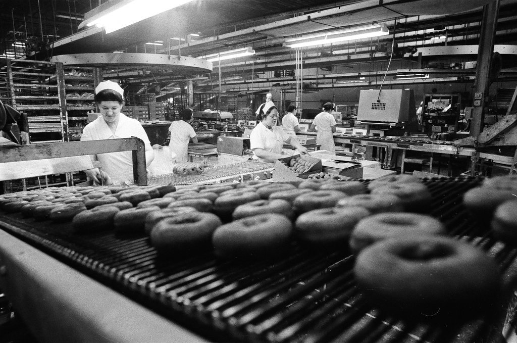 Views of the assembly process at the Buttermaid Bakeries donut plant - Chicago Sun-Times