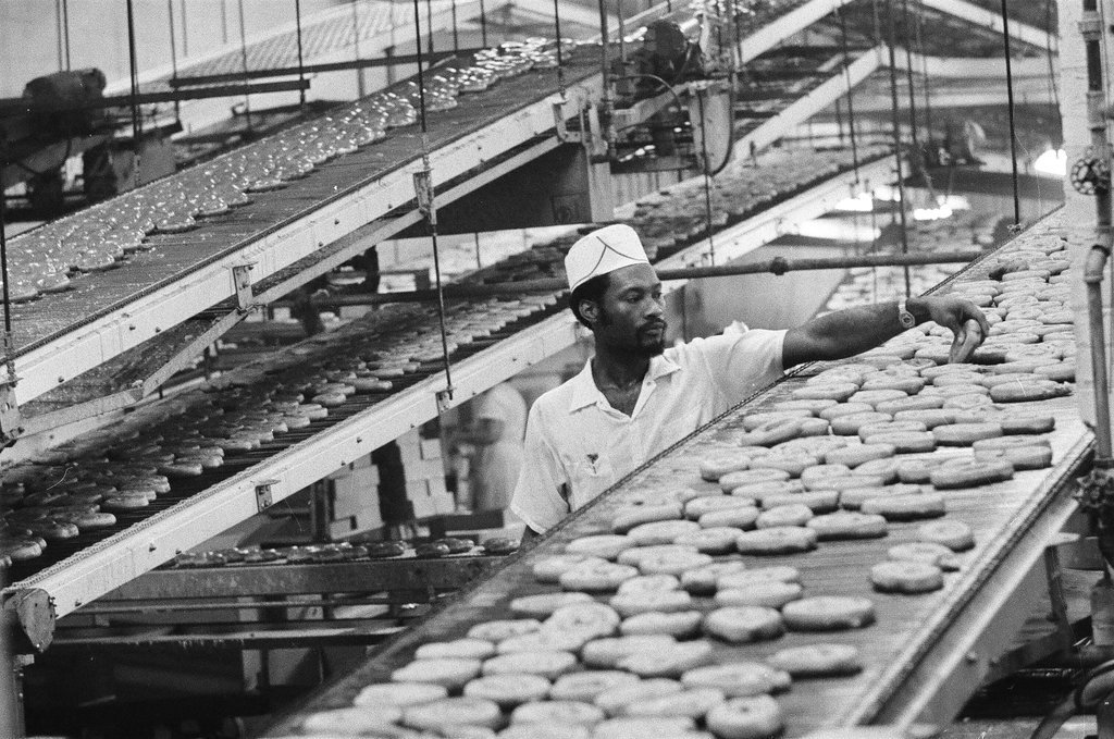 Views of the assembly process at the Buttermaid Bakeries donut plant - Chicago Sun-Times
