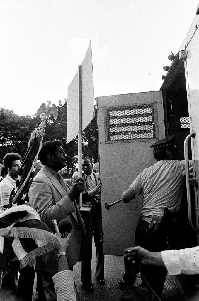 Policemen picket at the Hilton Hotel for a work contract - Chicago Sun-Times