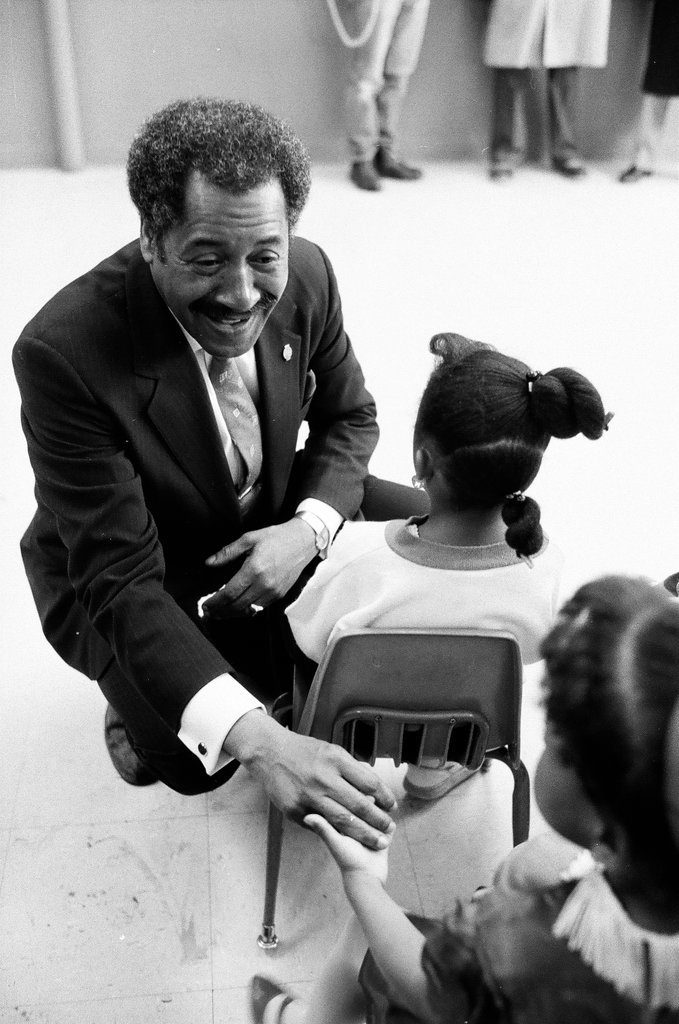 Mayor Sawyer visits Cabrini-Green - Chicago Sun-Times