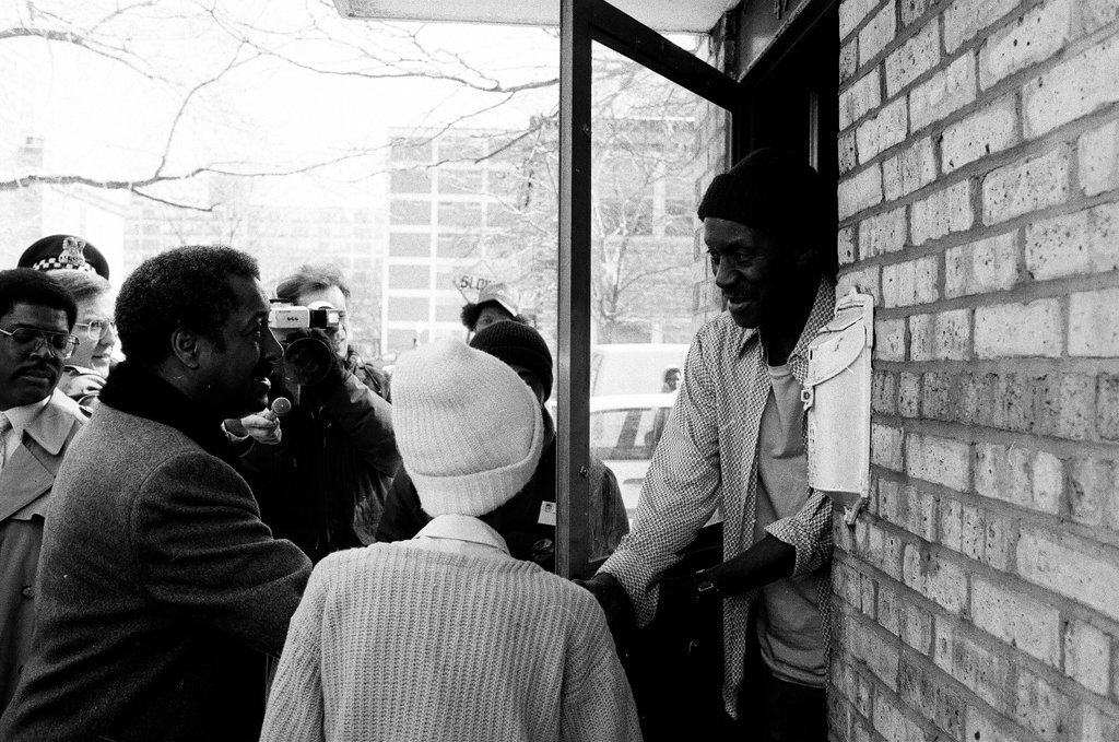 Mayor Sawyer visits Cabrini-Green - Chicago Sun-Times