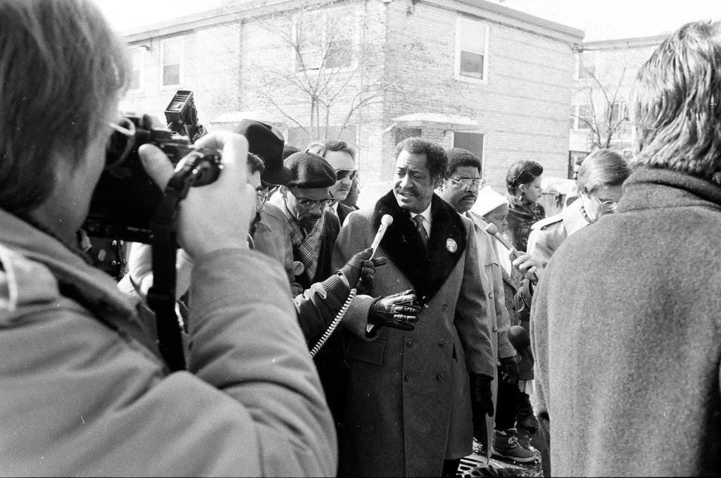 Mayor Sawyer visits Cabrini-Green - Chicago Sun-Times