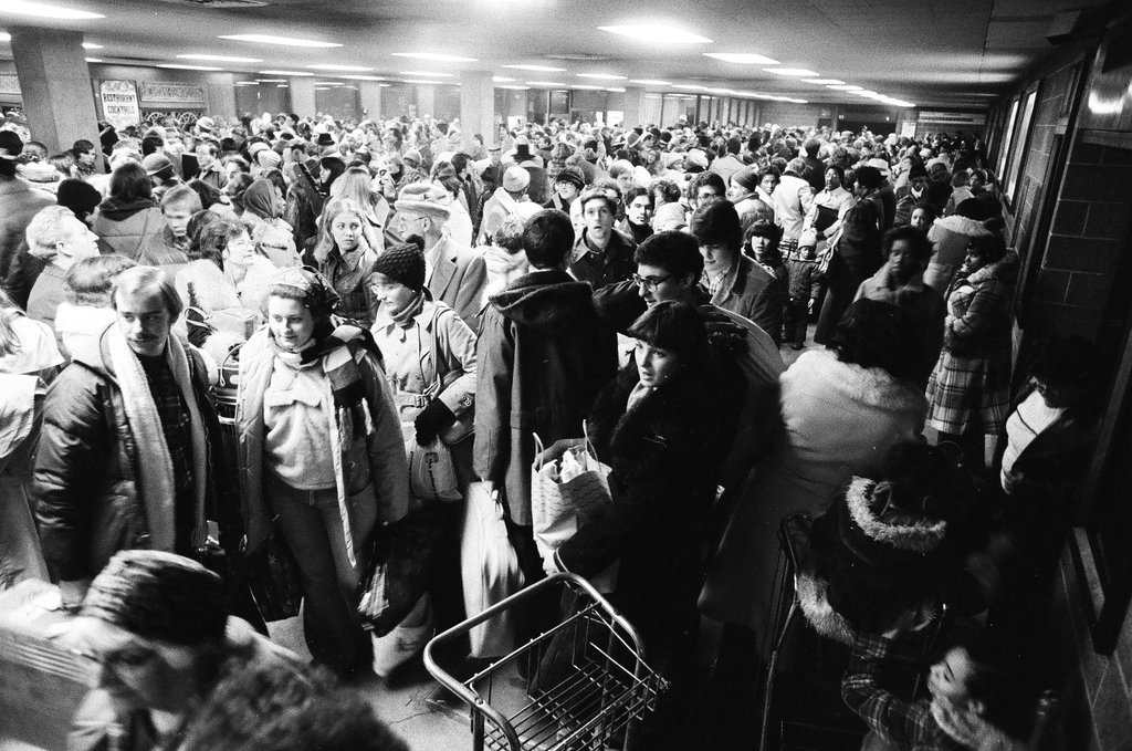 Crowds wait for their trains at Union Station for travel during Thanksgiving - Chicago Sun-Times