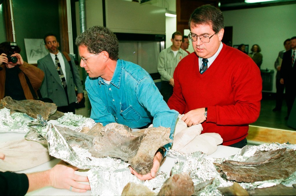 Sue the Tyrannosaurus Rex arrives at the Field Museum - Chicago Sun-Times