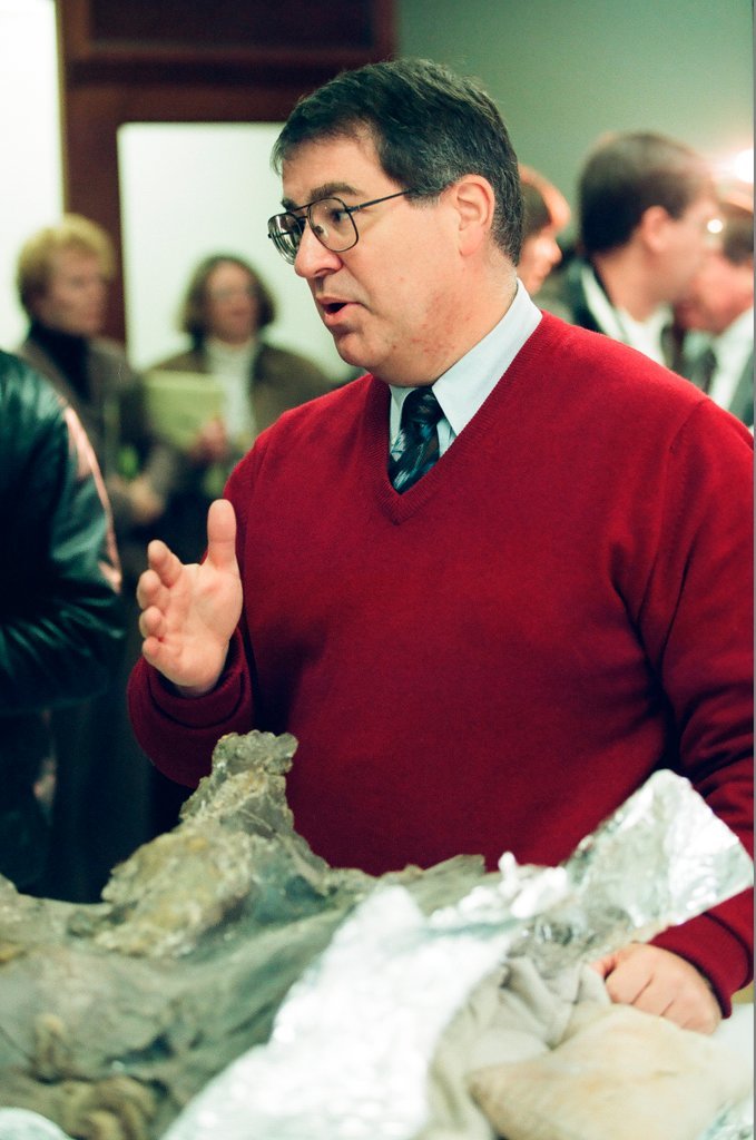 Sue the Tyrannosaurus Rex arrives at the Field Museum - Chicago Sun-Times