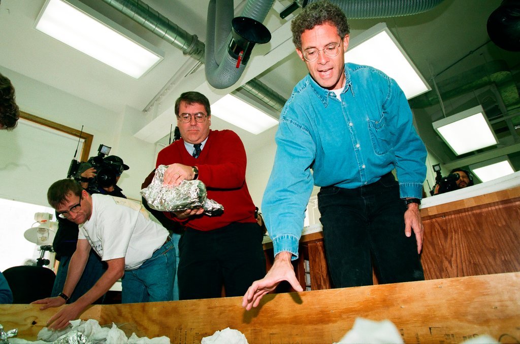 Sue the Tyrannosaurus Rex arrives at the Field Museum - Chicago Sun-Times