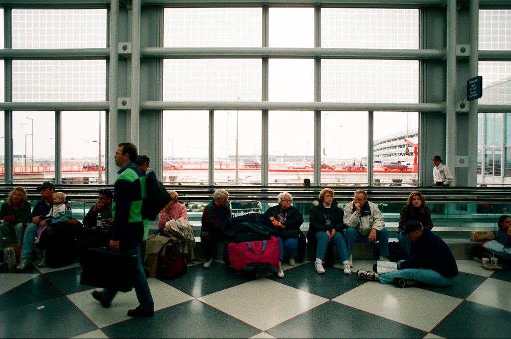 O'Hare airport fills with travelers following the winter holiday - Chicago Sun-Times