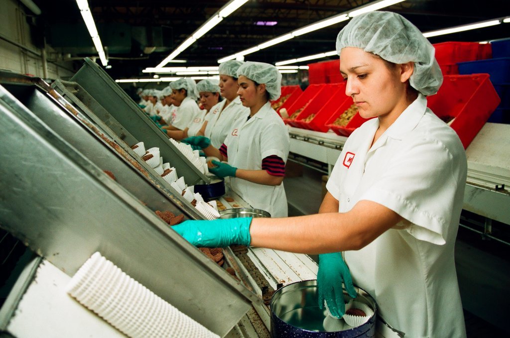 Chicago Sun-Times reporters receive a tour of the Maurice Lenell Cookie Company - Chicago Sun-Times