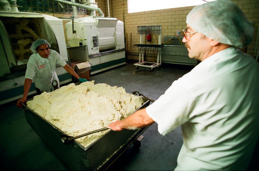 Chicago Sun-Times reporters receive a tour of the Maurice Lenell Cookie Company - Chicago Sun-Times