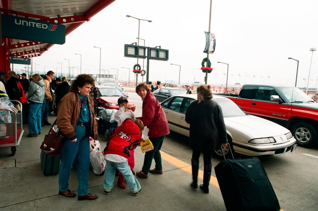O'Hare airport fills with travelers following the winter holiday - Chicago Sun-Times