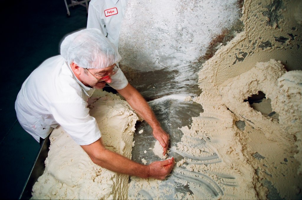 Chicago Sun-Times reporters receive a tour of the Maurice Lenell Cookie Company - Chicago Sun-Times