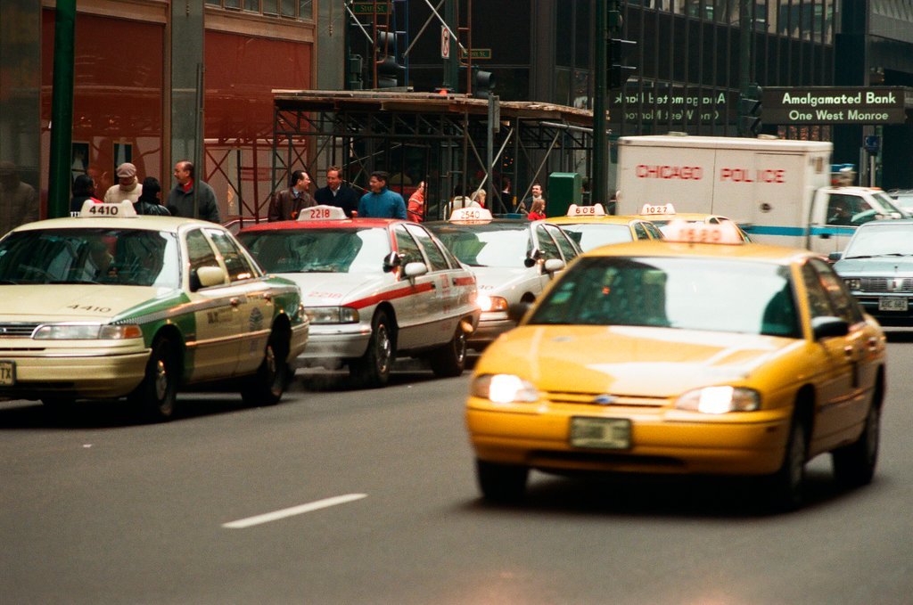 Taxis re-emerge in downtown Chicago after a twenty-four hour strike - Chicago Sun-Times