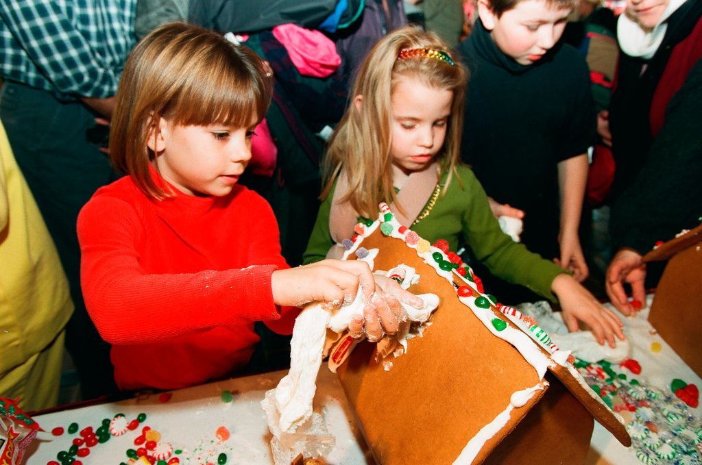 Children decorate gingerbread houses at the Chicago Children's Museum - Chicago Sun-Times