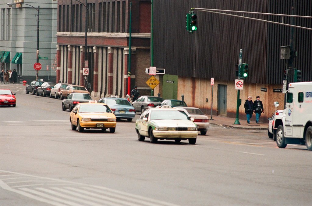 Taxis re-emerge in downtown Chicago after a twenty-four hour strike - Chicago Sun-Times