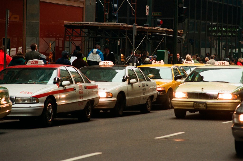 Taxis re-emerge in downtown Chicago after a twenty-four hour strike - Chicago Sun-Times