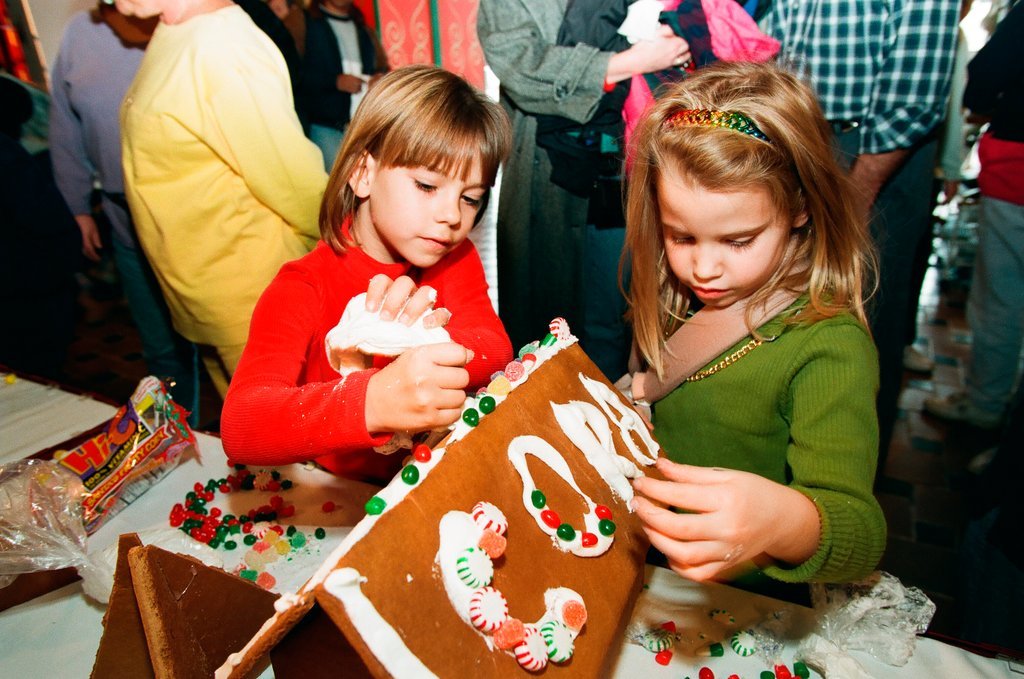 Children decorate gingerbread houses at the Chicago Children's Museum - Chicago Sun-Times