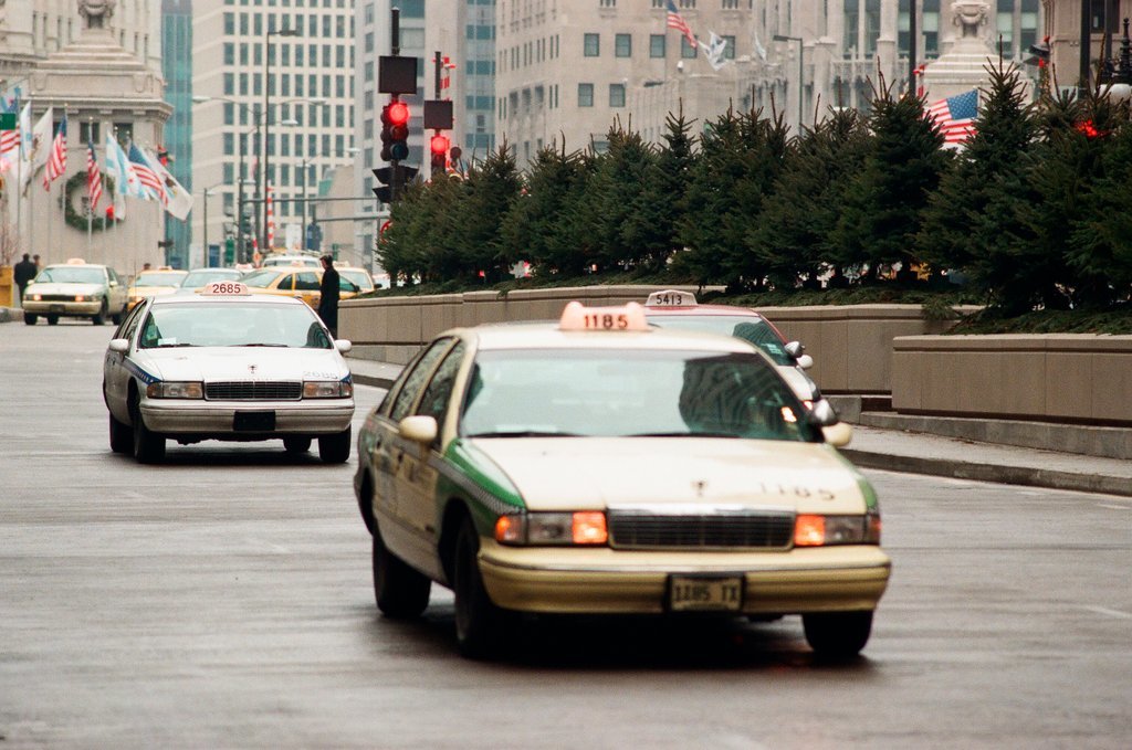 Taxis re-emerge in downtown Chicago after a twenty-four hour strike - Chicago Sun-Times
