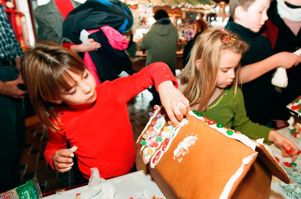 Children decorate gingerbread houses at the Chicago Children's Museum - Chicago Sun-Times