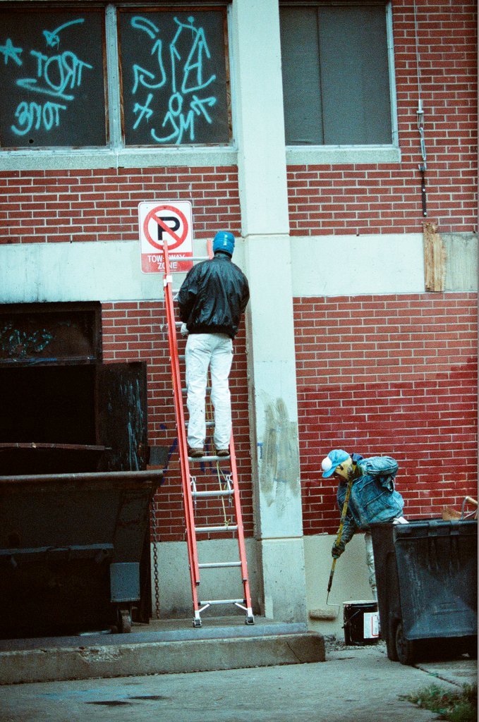 Pictures of clean up projects and residents at the Cabrini Green apartments - Chicago Sun-Times
