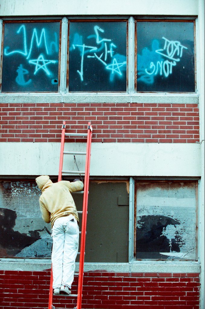 Pictures of clean up projects and residents at the Cabrini Green apartments - Chicago Sun-Times