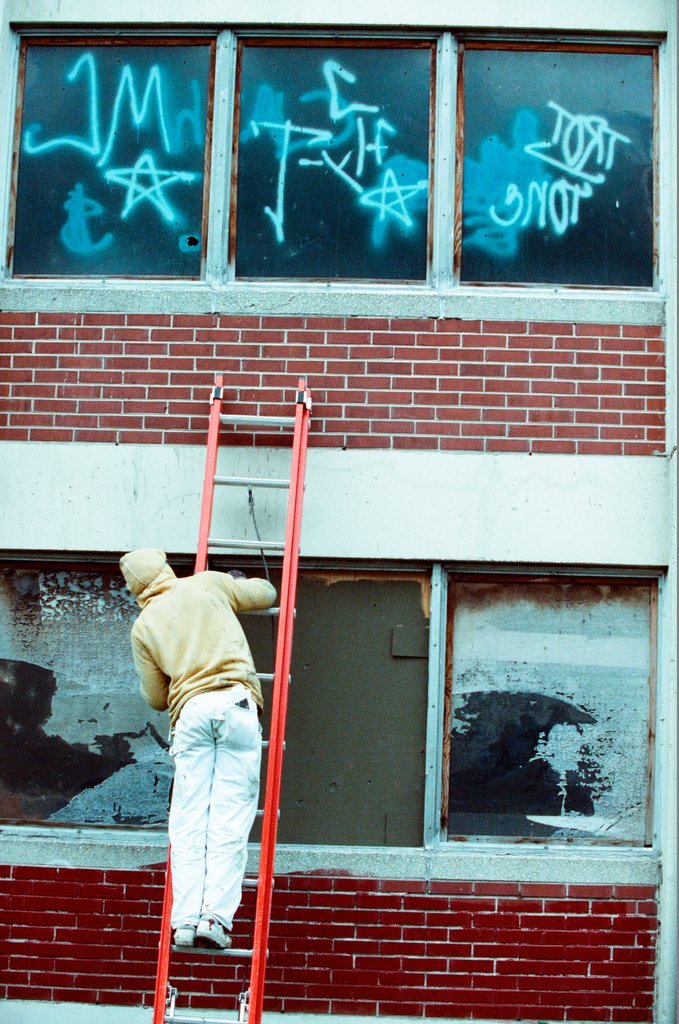 Pictures of clean up projects and residents at the Cabrini Green apartments - Chicago Sun-Times