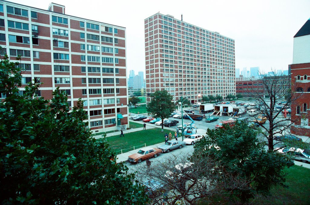 Pictures of clean up projects and residents at the Cabrini Green apartments - Chicago Sun-Times