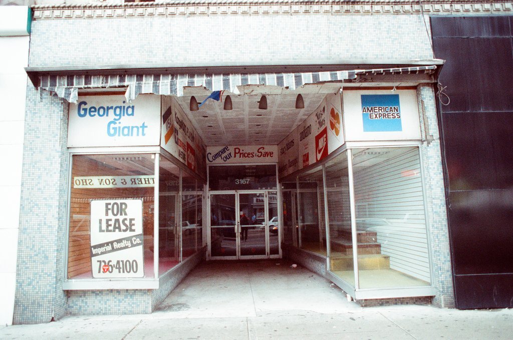 Views of stores that have recently closed in a declining shopping district near Lakeview - Chicago Sun-Times