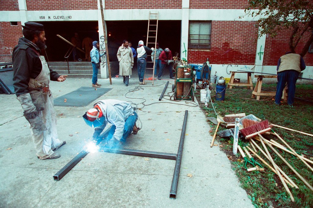 Pictures of clean up projects and residents at the Cabrini Green apartments - Chicago Sun-Times
