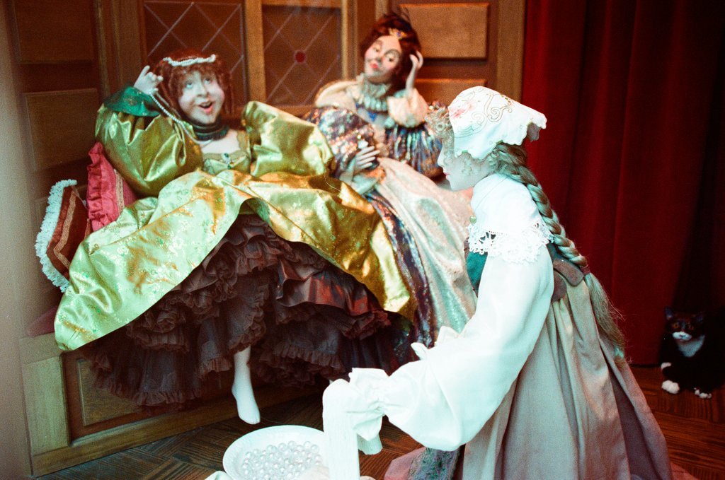 Stores on State Street decorate their windows to fit a winter holiday theme - Chicago Sun-Times