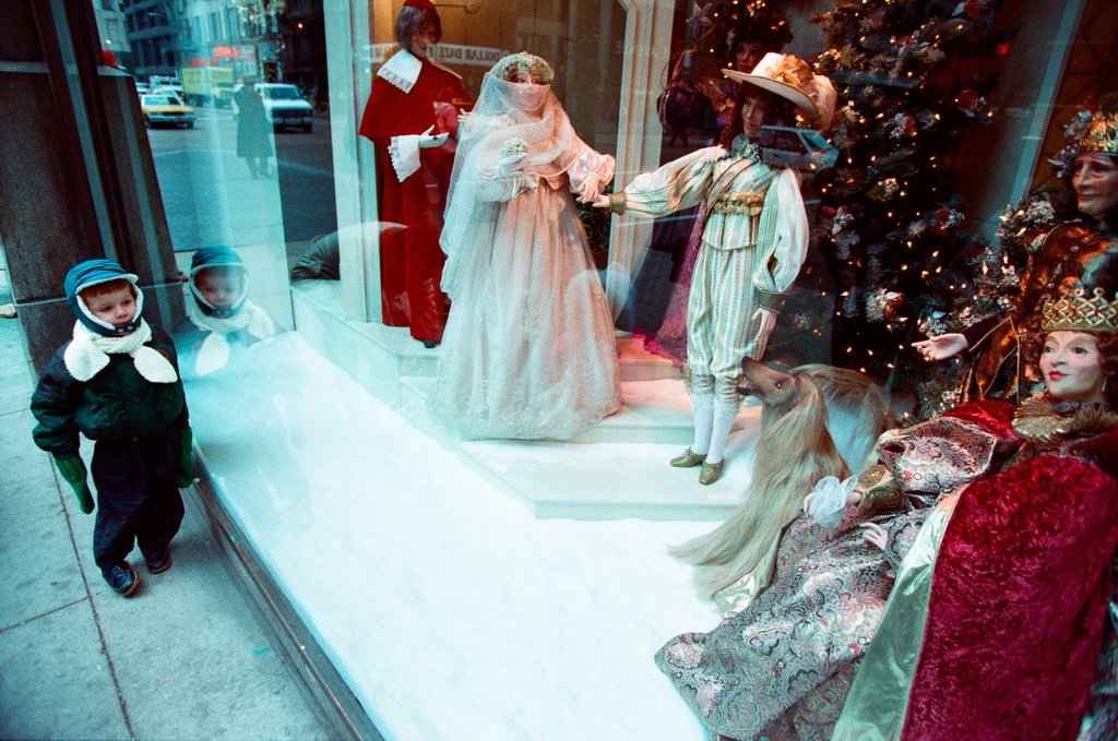 Stores on State Street decorate their windows to fit a winter holiday theme - Chicago Sun-Times