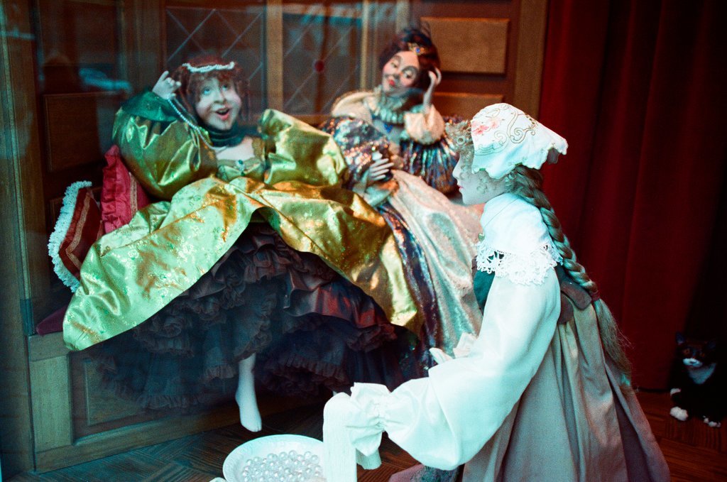 Stores on State Street decorate their windows to fit a winter holiday theme - Chicago Sun-Times
