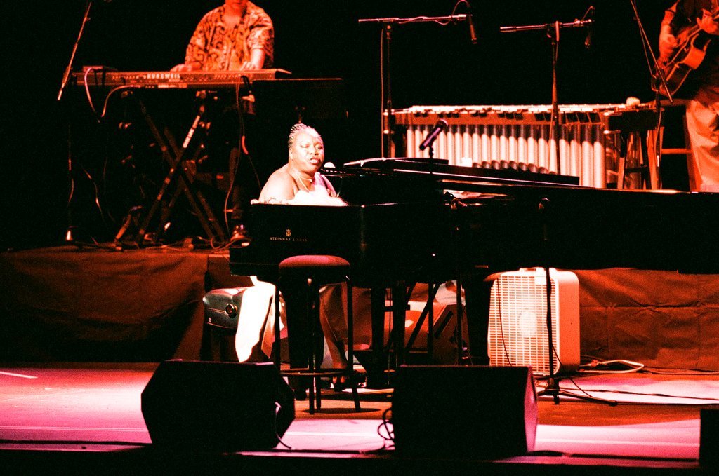 Singer Nina Simone performs at the Oriental Theatre - Chicago Sun-Times