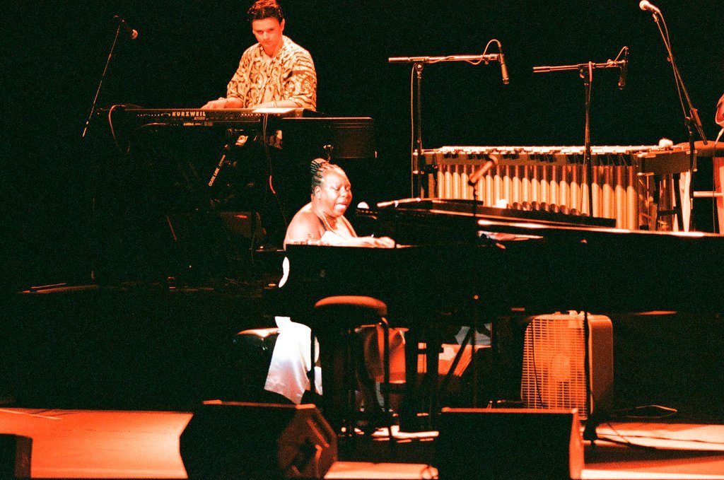 Singer Nina Simone performs at the Oriental Theatre - Chicago Sun-Times