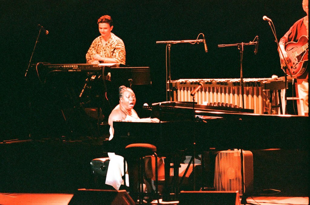 Singer Nina Simone performs at the Oriental Theatre - Chicago Sun-Times