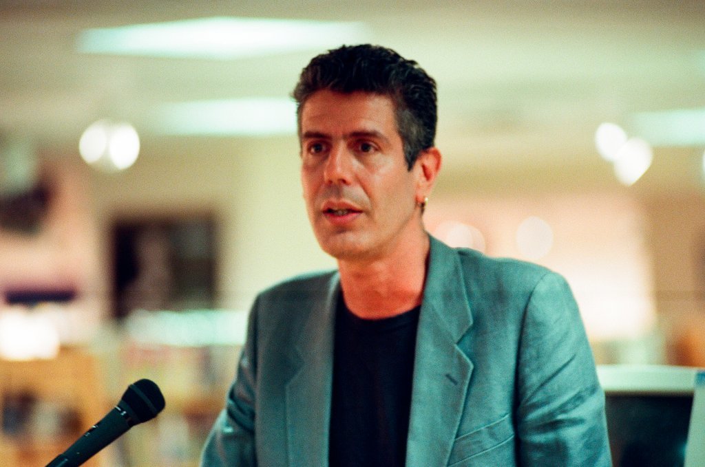 Anthony Bourdain hosts a book signing for 'Kitchen Confidential' at Borders - Chicago Sun-Times