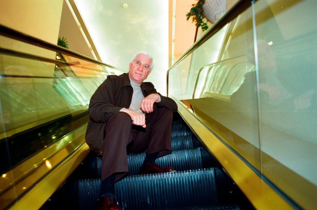 Actor Leslie Nielsen poses for photographs in the Renaissance Hotel - Chicago Sun-Times
