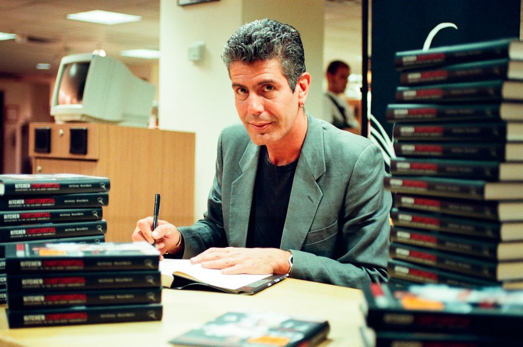 Anthony Bourdain hosts a book signing for 'Kitchen Confidential' at Borders - Chicago Sun-Times