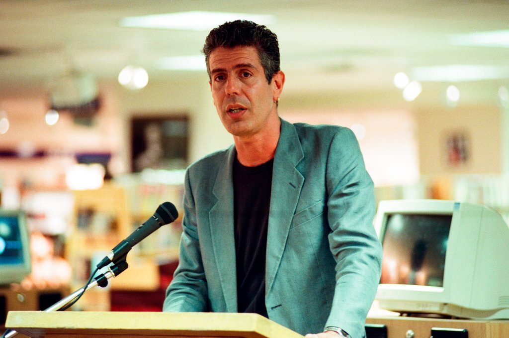 Anthony Bourdain hosts a book signing for 'Kitchen Confidential' at Borders - Chicago Sun-Times