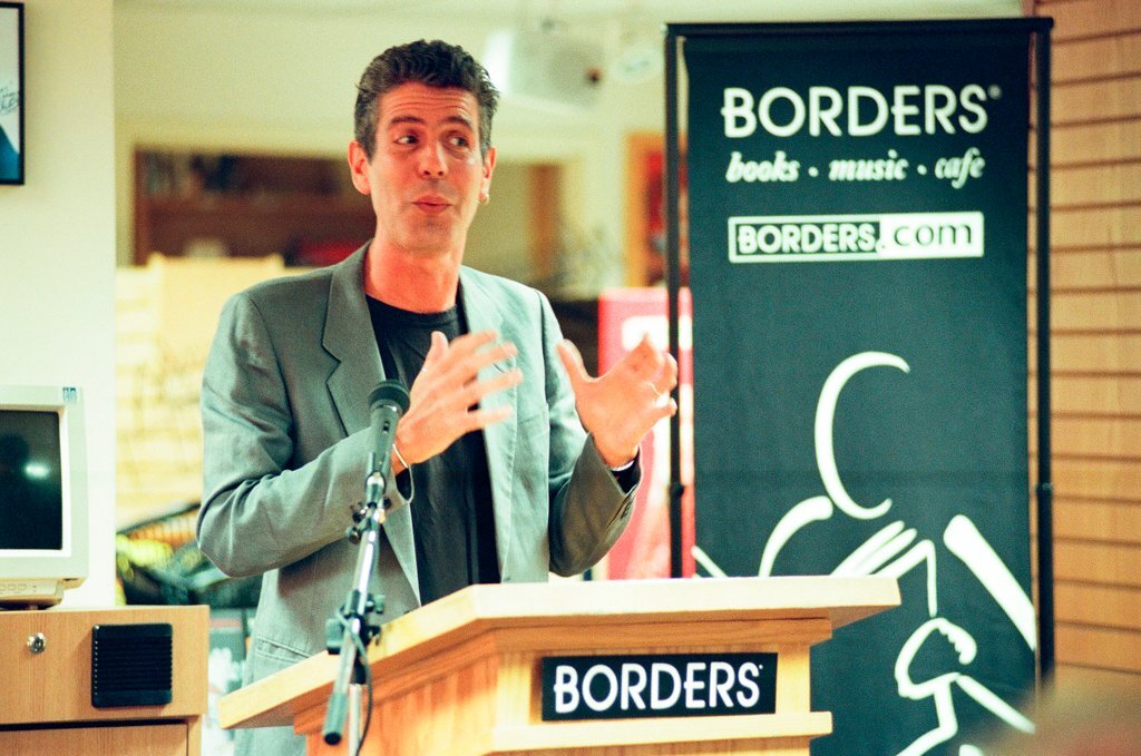 Anthony Bourdain hosts a book signing for 'Kitchen Confidential' at Borders - Chicago Sun-Times