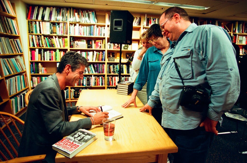 Anthony Bourdain hosts a book signing for 'Kitchen Confidential' at Borders - Chicago Sun-Times