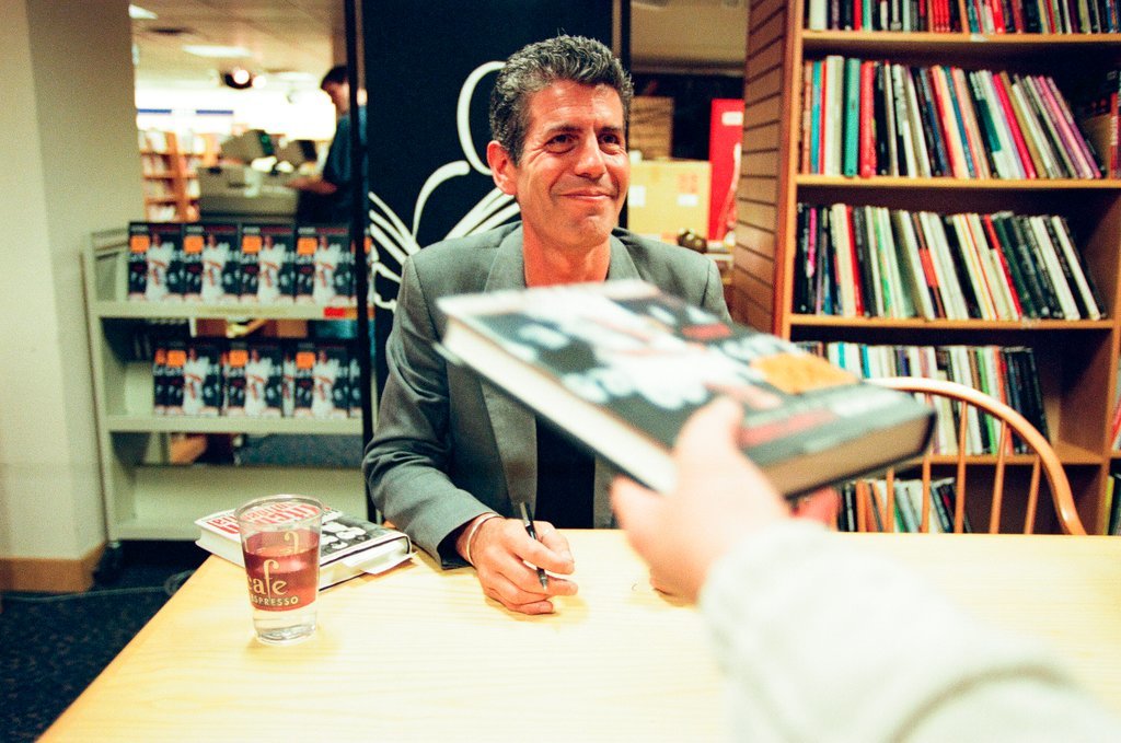 Anthony Bourdain hosts a book signing for 'Kitchen Confidential' at Borders - Chicago Sun-Times